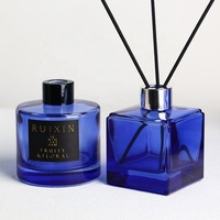 Fabricant en gros de flacons de parfum vides en verre bleu cobalt, carrés et ronds, pour diffuseurs à bâtonnets, personnalisables OEM, avec bouchons