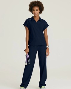 Tenues d'uniformes médicaux personnalisées pour femmes : Blouses et pantalons larges pour salons de beauté, spas, infirmières, médecins et hôpitaux - Product Image 1