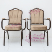 Chaises de banquet empilables de luxe en velours et métal avec accoudoirs, personnalisées pour hôtels et restaurants, collection 2026, idéales pour événements