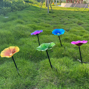 حمام الطيور البرية ومغذي بذور الماء يقف في الهواء الطلق على شكل زهرة حديد - Product Image 1