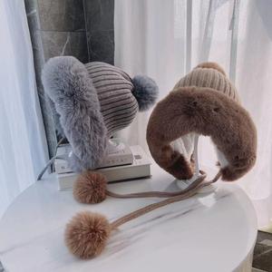 Chapeau tricoté d'hiver pour femmes avec cache-oreilles en fausse fourrure et pompons, bonnet de ski chaud et coupe-vent pour adultes - Product Image 1