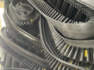 Corrugated heng oluklu yanak kauçuk konveyör bant 60 ° dik eğimli tasarım anti-dökülme yüksek darbe Cleats taban kesme için - Product Image 3