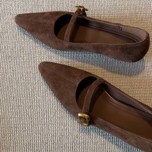 Chaussures Mary Jane à talon épais en cuir mat vintage à bout pointu pour femme – Escarpins polyvalents à talon moyen et bride unique de couleur unie - Product Image 4