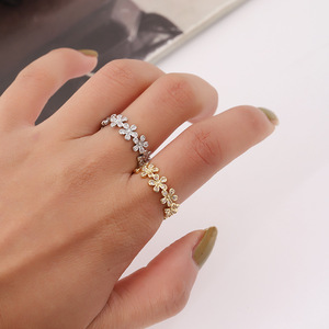 Bague ouverte en cuivre plaqué or avec zircon et motif floral, bijou d'anniversaire pour femme - Product Image 1