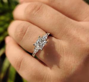 Anillo de Compromiso Clásico de Oro Sólido de 14k con Moissanita de Corte Princesa de 1 Quilate, Hecho a Mano por Avira Jewels, Sin Níquel - Product Image 2