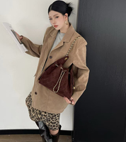 Tas Selempang Wanita Bergaya Baru dari Suede Retro Mewah yang Sedang Tren, Elegan, dan Populer untuk Belanja.