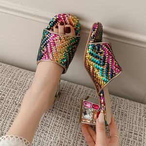 Sandales pour femmes à tige tressée colorée, à bout carré ouvert, à talons carrés bas, avec strass mélangés, style mules habillées - Product Image 1