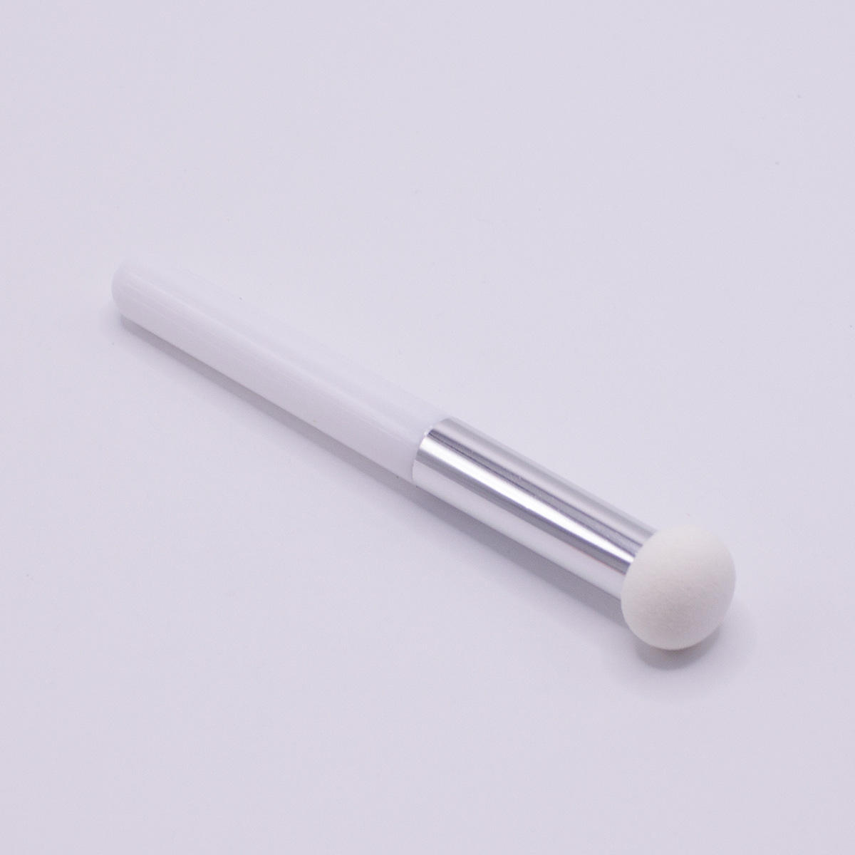 แปรงคอนซีลเลอร์ฟองน้ำสีขาว