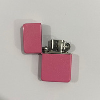 Briquet à essence en métal noir rechargeable avec étui, vente en gros, prix abordable, de la fabrique Yiwu Juji, idéal pour le tabac et les allumettes.