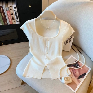 <span class=keywords><strong>Top</strong></span> en tricot à manches courtes de style coréen avec un <span class=keywords><strong>décolleté</strong></span> <span class=keywords><strong>carré</strong></span>, un design doux et élégant, une coupe ajustée et une fente sur le bas - Product Image 5