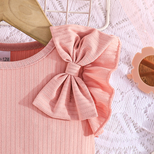 ชุดเซ็ตสองชิ้นหลากสีสันสำหรับเด็กผู้หญิง เสื้อท่อนบนประดับโบว์สวยงามพร้อมแขนบานจับคู่กับกางเกงขาสั้นลายดอกไม้ - Product Image 3