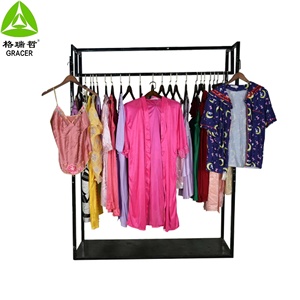 Venta al por mayor directa de fábrica: Ropa y <span class=keywords><strong>zapatos</strong></span> de segunda mano de verano en pacas, pedido mínimo 45 kg, suministro del Reino Unido. - Product Image 1