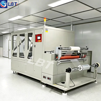Machine de laminage et de découpe de films secs rouleau à rouleau pour la protection des surfaces de panneaux industriels, installation sur site à l'étranger