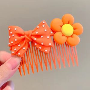 Nouveau peigne de dessin animé pour enfants mignon doux <span class=keywords><strong>cheveux</strong></span> <span class=keywords><strong>courts</strong></span> dispositif de finition dos <span class=keywords><strong>cheveux</strong></span> peigne carte <span class=keywords><strong>cheveux</strong></span> accessoires - Product Image 5