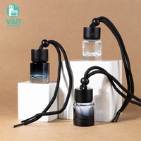 YAN Emballage Mignon Rond 8ml Clair Noir Diffuseur De Voiture Parfum Désodorisant Suspendu Parfum Bouteille En Verre Avec Bouchon En Bois Stock