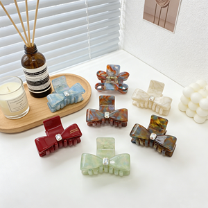 קליפס שיער בצבעי אצטט ODM, קליפס יפהפה בצורת טופר, קליפס אופנתי עם הדפס נמר, קליפס קוקו עם קשת, קליפס שיער אלגנטי עם אבני חן, קליפס שיער רענן. - Product Image 1