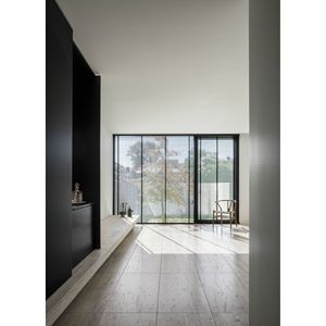 Villa moderna con estructura de acero ligero, fachada de vidrio y paredes de hormigón para uso residencial - Product Image 4