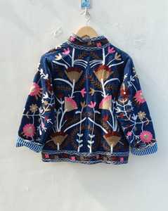 เสื้อแจ็คเก็ตบอมเบอร์ผ้ากำมะหยี่ลายดอกไม้สไตล์ซูซานี งานแฮนด์เมด สไตล์โบฮีเมียน เหมาะสำหรับเทศกาล ของขวัญสำหรับเธอ ผู้จัดจำหน่ายรายใหญ่จากอินเดีย - Product Image 2