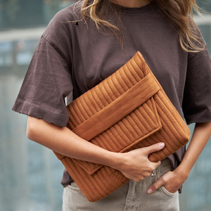 Funda protectora para tableta portátil con logotipo personalizado de ante acolchado, funda abatible hacia arriba, funda de transporte - Product Image 3