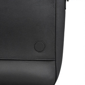 Sac bandoulière unisexe en cuir véritable ELYSIAN INDUSTRIES, noir uni, sangle réglable, poignée souple, durable, usage quotidien, 20-30L - Product Image 5