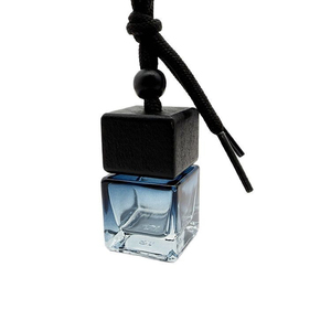 Flacons de parfum en verre transparents carrés vides de 8 ml pour diffuseur de voiture suspendu avec bouchon en bois - Product Image 5