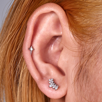 Piercing d'oreille en titane ASTM F136 avec étoile à quatre branches et micro-zircon cubique, à dos plat et filetage interne, pour hélix et tragus, idéal comme cadeau