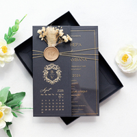 Carte d'invitation de mariage en acrylique transparent avec couverture en papier noir, dorure à chaud, ficelle dorée, sceau de cire, plantes, fleurs et boîte