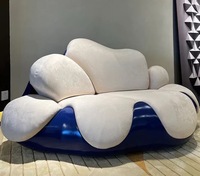 Canapé inclinable en forme d'arc de style minimaliste italien moderne avec revêtement en velours nuage pour petits salons et clubs - Design de luxe léger