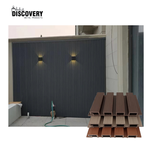 Panneau mural en grain de <span class=keywords><strong>bois</strong></span> naturel revêtement mural en composite WPC imperméable classique extérieur hôtel ignifuge ménage - Product Image 1