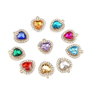 Vente en gros de pendentifs en forme de cœur en alliage de diamant avec pendentifs en strass transparents pour colliers à faire soi-même la fabrication de bijoux - Product Image 1