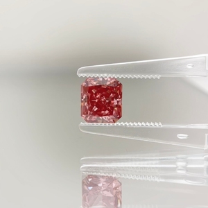 Синтетический бриллиант IGI-сертифицированный, выращенный в лаборатории, цвета Fancy Vivid <span class=keywords><strong>Pink</strong></span>, огранка Radiant, для изготовления ювелирных изделий - Product Image 2