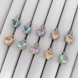 Modernos Pendientes de Aro Huggie con Gema en Forma de Corazón, Personalizables, Múltiples Colores, con Zirconia Pavé Lateral, Colgantes, Regalo, Venta al por Mayor - Product Image 4