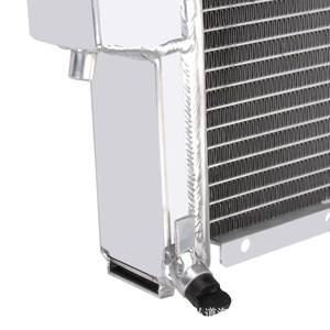 Radiateur 52003933 pour <span class=keywords><strong>Jeep</strong></span> <span class=keywords><strong>Cherokee</strong></span> <span class=keywords><strong>XJ</strong></span> 1987/<span class=keywords><strong>1990</strong></span> (4.0 L) Chechi Noir avec garantie d'un an, noyau en aluminium, réservoirs en plastique - Product Image 2