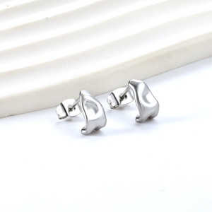 Pendientes de Aro Geométricos en Forma de C Irregulares y Modernos, de Acero Inoxidable Chapado en Oro PVD de 18K, para Mujer - Product Image 3