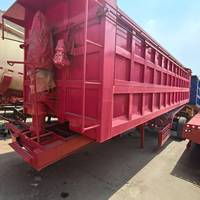 Semi-remorque benne basculante noire robuste pour tracteur, avec benne hydraulique en U