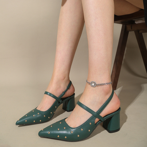 <span class=keywords><strong>Sandalias</strong></span> de Tacón Grueso con Remaches Dorados y Punta Puntiaguda para <span class=keywords><strong>Mujer</strong></span>, Marca Privada OEM Personalizada, Venta al Por Mayor de Fábrica - Product Image 1