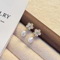 Offre spéciale exclusive Nouveau cristal de fleur à cinq feuilles et boucles d'oreilles en perle en forme de riz d'eau douce naturel de 6-7mm pour les filles