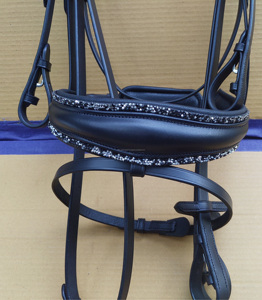 Brida anatómica de caballo con cristales, cincha y brocha - Product Image 3