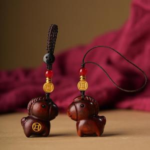 Porte-clés pendentif cheval en bois de santal, breloque cheval du zodiaque chinois en bois pour sac à dos et téléphone, cadeau du Nouvel An fait main - Product Image 4