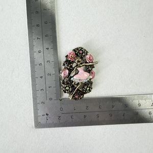 Broche Floral de Luxo Rosa Roxo Jacinto Lavanda - Acessório Elegante para Casacos - Product Image 5