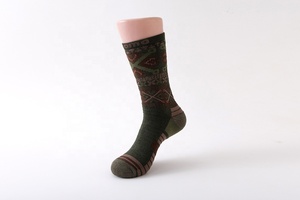 Logo personnalisé broderie <span class=keywords><strong>100</strong></span>% laine mérinos chaussettes de compression équipage de haute qualité pour les sports de plein air d'hiver-randonnée avec logo sur le fond - Product Image 5
