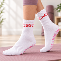 Chaussettes de yoga personnalisées blanches mi-mollet avec grip, bord côtelé rayé, points en silicone antidérapants, chaussettes d'entraînement de Pilates personnalisées
