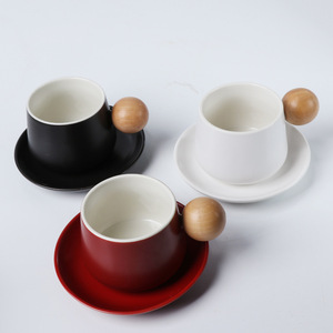 Tasse à café en céramique mate avec poignée en bois de style nordique et soucoupe, ensemble pour espresso de bureau - Product Image 2