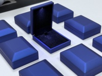 Boîte à bijoux LED bleue avec logo personnalisé pour l'emballage et la présentation de colliers de luxe