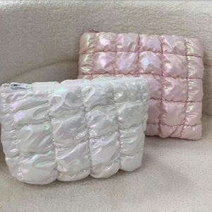 Sac cosmétique portable personnalisable en polyester écologique, découpé au laser, avec fermeture éclair, motif matelassé brillant à carreaux, style pâte feuilletée - Product Image 5