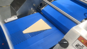 Machine de fabrication de croissants surgelés CE 40g, machine de mise en forme de rouleaux croissants crus, machine de boulangerie pour les entreprises - Product Image 4