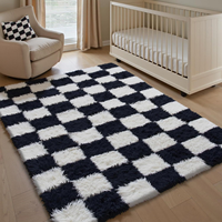 Tapis pour salon : Tapis à carreaux noir et blanc, moelleux, à poils longs ; Tapis doux et shaggy.
