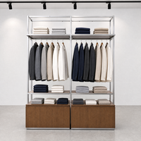 Système de présentation de vêtements en métal chromé argenté avec tringle à vêtements et armoire de rangement sur base en chêne – Vente en gros