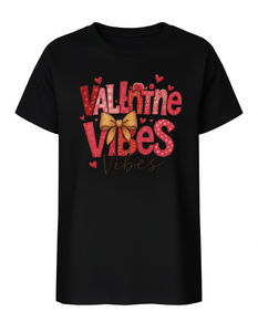 T-shirt con stampa di lettere Valentine Vibes, unisex, in morbido cotone, girocollo, manica corta, vestibilità comoda, lavabile in lavatrice, S-XXXXL - Product Image 1