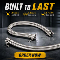 Tuyau flexible en acier inoxydable tressé avec raccords femelles Camlock de type C pour le transfert de fluides industriels.